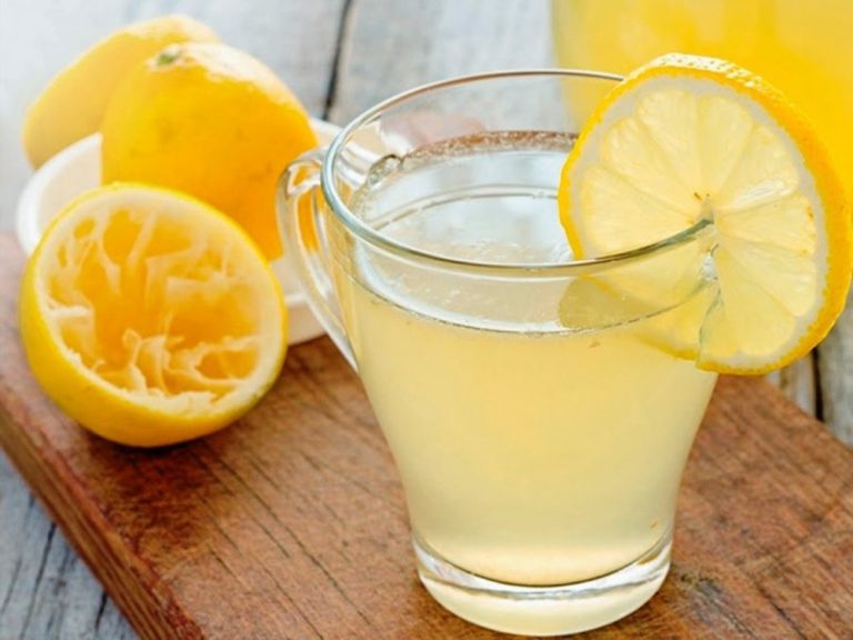 4 razones para beber agua tibia con limón en las mañanas