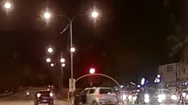 un nene se cayó de un auto en movimiento y se salvó de milagro