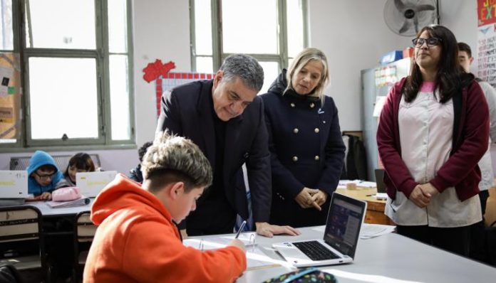 Jorge-Macri-recorrio-una-escuela-portena-que-incorpora-inteligencia-artificial-en-sus-clases