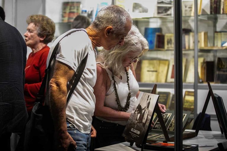 La Feria del Libro Antiguo pone el foco en las escritoras argentinas y en la memoria en papel